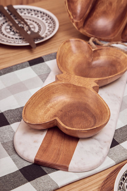 Close-up of the natural grain on the butterfly dish