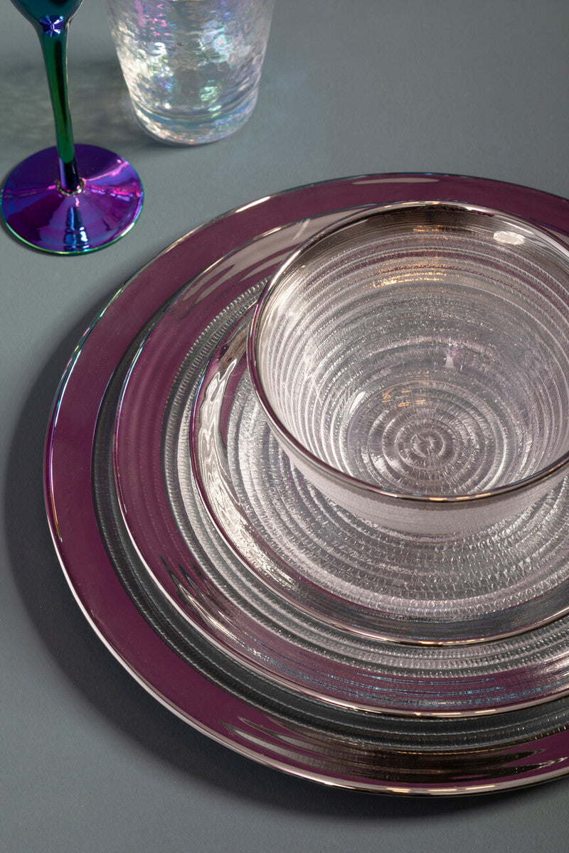 Close-up detail of the silver rim on the coupe charger plate