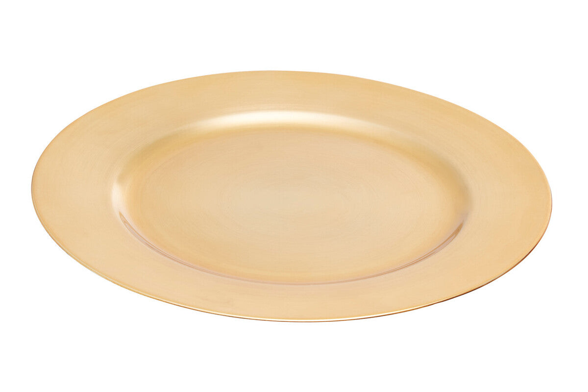Close-up detail of the gold charger plate's smooth edge