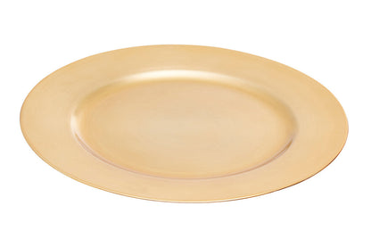 Close-up detail of the gold charger plate's smooth edge