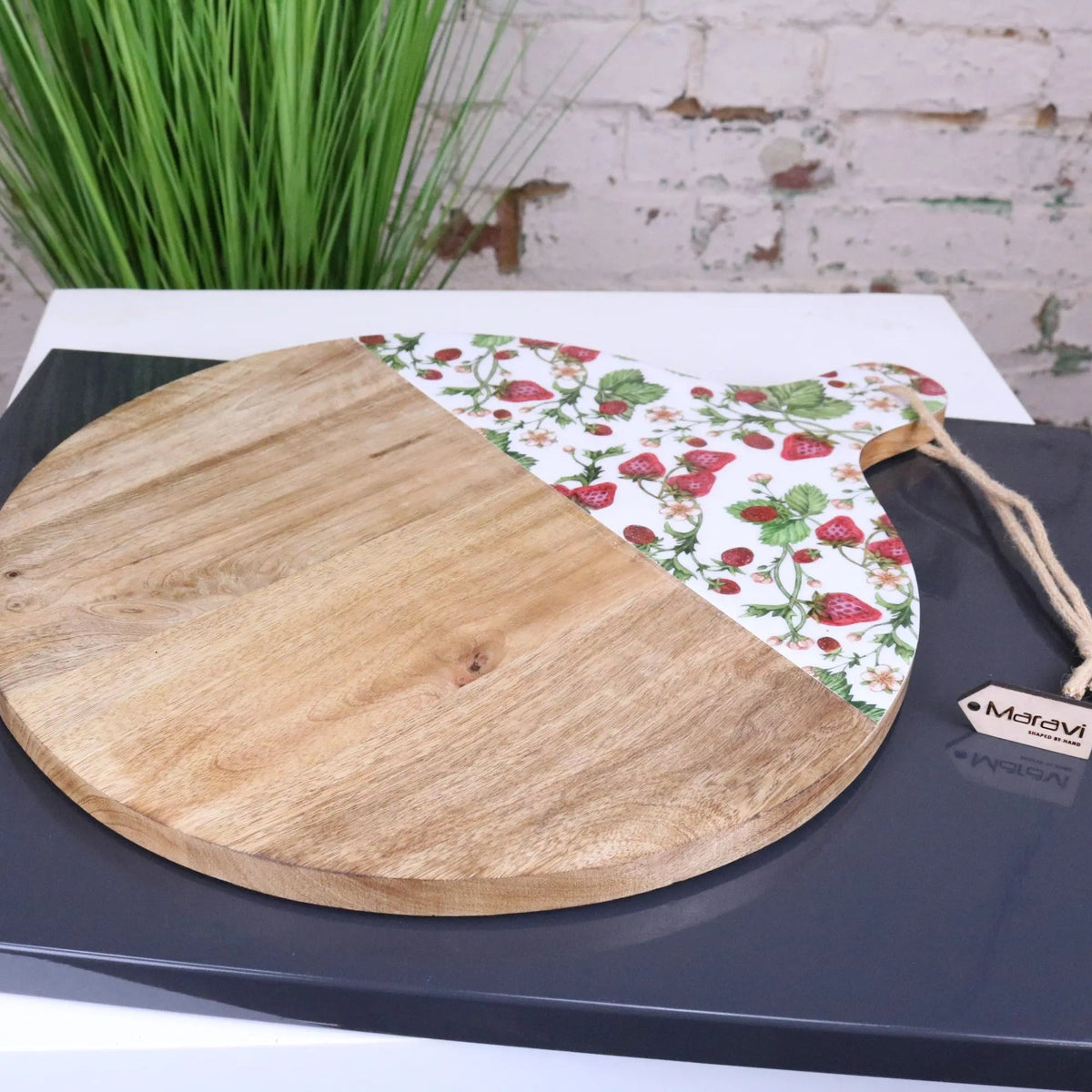 Thaniya Round Mango Wood Chopping Board 48 cm, Enamel Strawberry Design