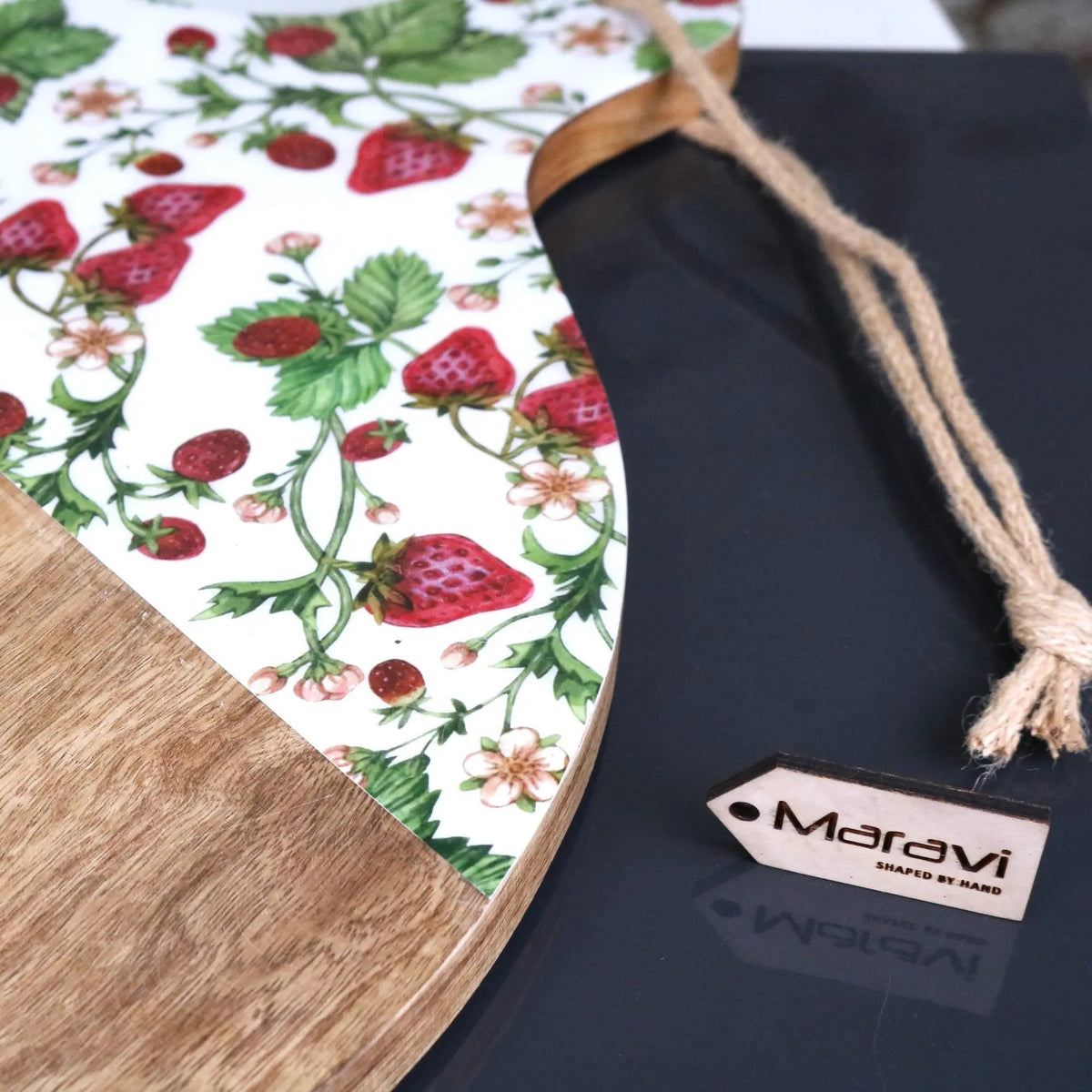 Thaniya Round Mango Wood Chopping Board 48 cm, Enamel Strawberry Design