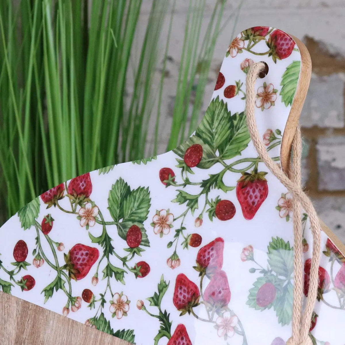 Thaniya Round Mango Wood Chopping Board 48 cm, Enamel Strawberry Design
