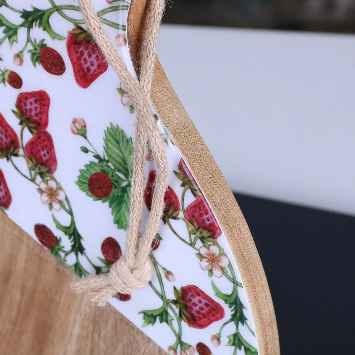 Thaniya Round Mango Wood Chopping Board 48 cm, Enamel Strawberry Design